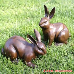 公園草地兔子銅雕